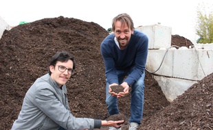 Alexandre Guilluy, président et cofondateur des Alchimistes (à droite) aux côté de Guillaume Morel, ingénieur agronome au sein de l'entreprise.