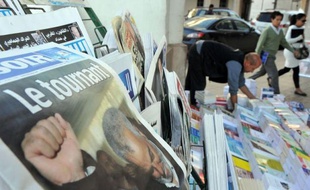 Lundi, les quotidiens marocains ont salué "le sacre de la démocratie" (Les Echos) et considéré le scrutin de vendredi comme un "tournant" (Le Soir). Le quotidien arabophone Al Ahdath a titré : "Le Maroc nouveau attend son gouvernement de barbus".