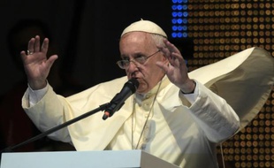 Le Pape François rencontre des jeunes dans la capitale du Paraguay, Asuncion, le 12 juillet 2015