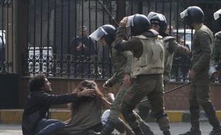 Une centaine de personnes ont été blessées vendredi dans des heurts entre manifestants hostiles au pouvoir militaire et soldats au Caire, au milieu des premières législatives de l'après-Moubarak dominées par les formations islamistes.