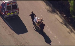Capture d'écran de la chaîne KABC TV montrant une victime transportée par les secours après une fusillade à San Bernardino en Californie, le 2 décembre 2015