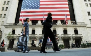 La Bourse de New York a entamé le quatrième trimestre 2012 en hausse lundi, optimiste dans le sillage des places européennes et avant la sortie de statistiques économiques américaines dans la matinée: le Dow Jones progressait de 0,06% et le Nasdaq de 0,45%.