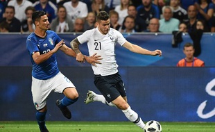 Mandragora au duel avec Lucas Hernandez lors de France-Italie en juin dernier.