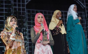 Récitation du Coran, défilé en voile islamique, séances de prières: les "Miss Musulmanes", décernées pour la première fois mercredi en Indonésie, sont la réplique de l'islam aux Miss Monde, dont la tenue dans le même pays suscite l'ire des radicaux.