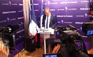 Nicolas Dupont-Aignan lors de la conférence de presse tenue dans ses locaux de la rue Courty, ce lundi 7 décembre.