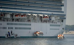 Plus de 400 passagers et membres d'équipage qui participaient à des croisières sur deux paquebots de luxe dans les Caraïbes, aux alentours de Noël, ont été pris de vomissements et de diarrhées, sans doute à la suite d'une infection par des norovirus, ont indiqué dimanche les services de santé américains.