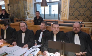 Daniel Legrand dans le box des accusés derrière ses avocats Julien Delarue, Eric Dupond-Moretti et Frank Berton le 19 mai 2015 au palais de justice de Rennes