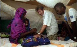 Bernard Kouchner s'est rendu dans le camp de Djabal, installé en avril 2004 près de Goz Beïda (plus de 700 km à l'est de N'Djamena), où vivent plus de 15.000 réfugiés soudanais ayant fui le conflit qui déchire le Darfour depuis 2003. européenne.