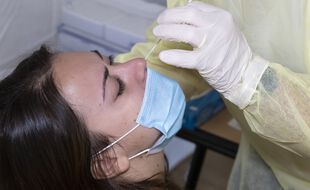 Une jeune femme subit un test PCR pour détecter si elle est atteinte du Covid-19.