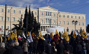 Des manifestations devant le Parlement grec, le 14 février 2017.