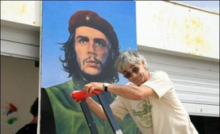 Olivier Besancenot a mis à l'honneur samedi soir Che Guevara à l'université d'été de la LCR à Port-Leucate (Aude), alors que la formation entame un débat interne sur la construction d'un nouveau parti anticapitaliste qui ne se référerait plus au trotskisme.
