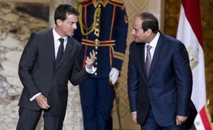 Le Premier ministre français Manuel Valls et le président égyptien Abdel Fattah al-Sisi le 10 octobre 2015 au Caire