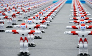 Plus d'un millier de robots intelligents ont dansé de manière synchronisée lors du Festival international de la Bière de Qingdao, en Chine, le 30 juillet. — SIPA