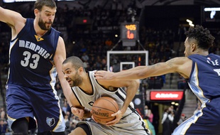 Tony Parker lors de la victoire de San Antonio contre Memphis le 21 novembre 2015.