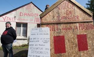 Claude Herbin devant sa maison qu'il doit quitter d'ici 18 mois, a Notre Dame des Landes.Credit:SALOM GOMIS SEBASTIEN/SIPA