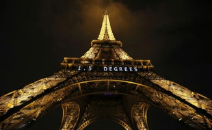 "1,5 degré" est inscrit en néon blanc sur la Tour Eiffel, le 10 décembre 2015 la veille de la clôture de la COP21