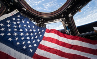 Le drapeau américain photographié par l'astronaute Scott Kelly dans la Station spatiale internationale en juin 2015.