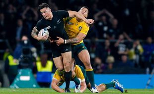 Sonny Bill Williams plaqué par l'Australien Israel Folau lors de la finale de la Coupe du monde 2015 remportée par la Nouvelle-Zélande à Twickenham.
