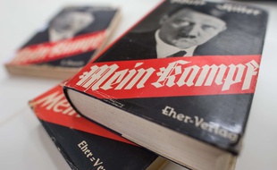 Des éditions du livre d'Adolf Hitler «Mein Kampf», le 11 décembre 2015 à l'Institut d'histoire contemporaine de Munich, en Allemagne.