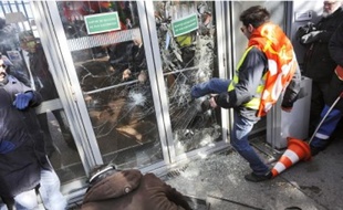 Des salariés en colère hier au siège de Total, où se tenait le comité central d'entreprise.