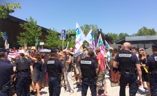 De nombreux enseignants ont hué le ministre.