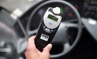 Le 20 août 2015. Un éthylotest installé dans un car à Paris.