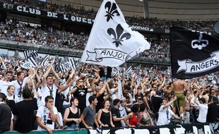 Des supporters angevins en tribune du Stade de France.