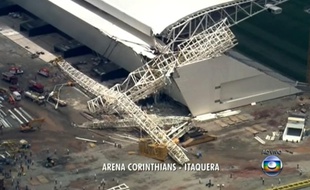Au moins trois personnes sont mortes lors d'un accident sur le chantier de l'Arena Corinthians le 27 novembre 2013.