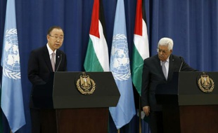 Le secrétaire général de l'ONU Ban Ki-moon (g) et le président de l'Autorité palestinienne Mahmud Abbas, tiennent une conférence de presse à Ramallah, le 21 octobre 2015