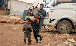Des enfants dans le camp d'Al-Tawahin, le 6 mars 2020.