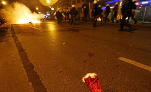 Une rue d'Athènes pendant une nouvelle nuit d'émeutes, Grèce, le 8 décembre 2008.