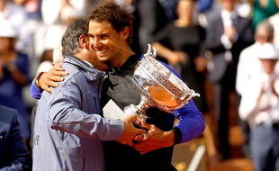 Toni Nadal dans les bras de Rafael après la 10e victoire de l'Espagnol à Roland-Garros, le 11 juin 2017.