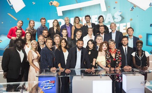 Cyril Hanouna entouré des chroniqueurs de «Touche pas à mon poste» pour la saison 2017-2018.