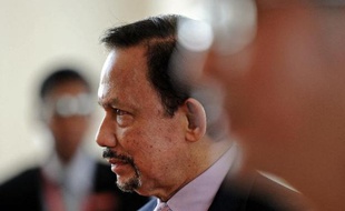 Sultan of Brunei Hassanal Bolkiah arrives for the 24th ASEAN summit at the Myanmar International Convention Center in Naypyidaw on May 11, 2014. Southeast Asian leaders met for a historic summit in former pariah Myanmar overshadowed by soaring tensions in the South China Sea and growing fears over Beijing's territorial assertions. AFP PHOTO/Christophe ARCHAMBAULT