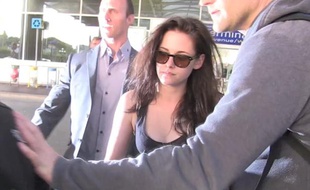 Kristen Stewart, à l'aéroport de Nice, le 22 mai 2012.