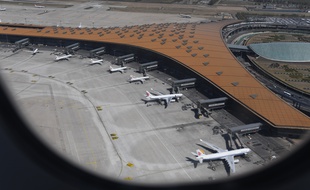Des Airbus A330 et des Boeing 737 d'Air China vus depuis un avion à l'aéroport international de Pékin, le 11 avril 2018.