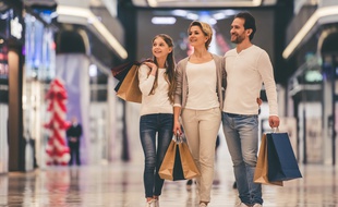 Depuis 2015, les magasins des zones commerciales et des zones touristiques internationales peuvent ouvrir tous les dimanches de l'année.