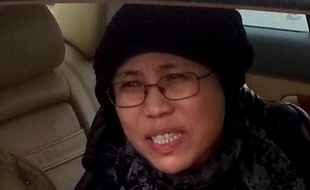 La Chinoise Liu Xia, épouse du prix Nobel de la paix emprisonné Liu Xiaobo, a fait une rare apparition dans une vidéo mise en ligne mercredi, dans laquelle on voit la femme assignée à résidence lire deux de ses poèmes.