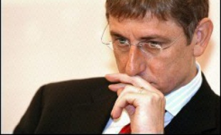 Le Premier ministre hongrois Ferenc Gyurcsany a annoncé mardi qu'il voulait rétablir l'ordre "par tous les moyens" après que de violents affrontements entre manifestants d'extrême droite et membres des forces de l'ordre devant le siège de la télévision à Budapest ont fait 150 blessés.