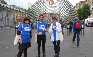 Kirsty, Patrick et Jess tractent devant la station de métro St Enoch à Glasgow (Ecosse), le 20 juin 2016. Ils sont volontaires pour la campagne "Scotland stronger in Europe" qui veut encourager les Ecossais à voter contre le Brexit lors du référendum du 23 juin 2016.