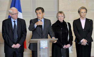 Les parents de Florence Cassez, Bernard et Charlotte Cassez entourent Nicolas Sarkozy, et Michèle Alliot-Marie, à l'Elysée le 14 février 2011.