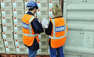 Les douanes procèdent à des contrôles de marchandise et prennent des photos pour leur base de données.