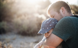 Le second parent dispose de onze jours consécutifs pour une naissance simple et dix-huit jours pour une naissance multiple depuis 2002.