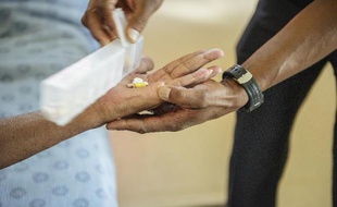 Un patient atteint de tuberculose multirésistante est traité à l'hôpital Tshepong le 12 mars 2015 à Klerksdorp, en Afrique du Sud