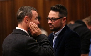 Carl Pistorius en discussion avec son frère Oscar, le 20 mai 2014, au Tribunal de Pretoria.