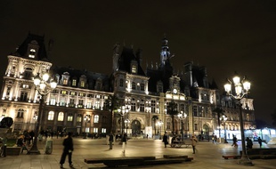Hôtel de ville de Paris, de nuit. (Illustration)