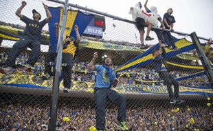 Les supporters de Boca Juniors à la Bombonera, le 24 avril 2016, contre River Plate.