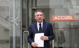 Le président du MoDem François Bayrou a estimé jeudi que l'ancien ministre du Budget Jérôme Cahuzac n'a pas bénéficié de "protections" et que le couple exécutif, qui avait "des doutes" mais "pas de preuves", a attendu que la justice fasse son travail.