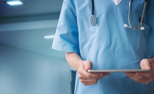Un médecin à Paris a été ligoté et frappé mardi soir dans son
cabinet, alors qu'il se trouvait seul, par deux hommes avant qu'ils repartent avec 12.000 euros.