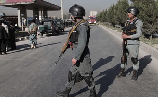 La police afghane après l'attentat-suicide à Kaboul, le 20 juin 2016